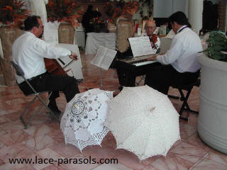 Trio Brioso and vintage parasols